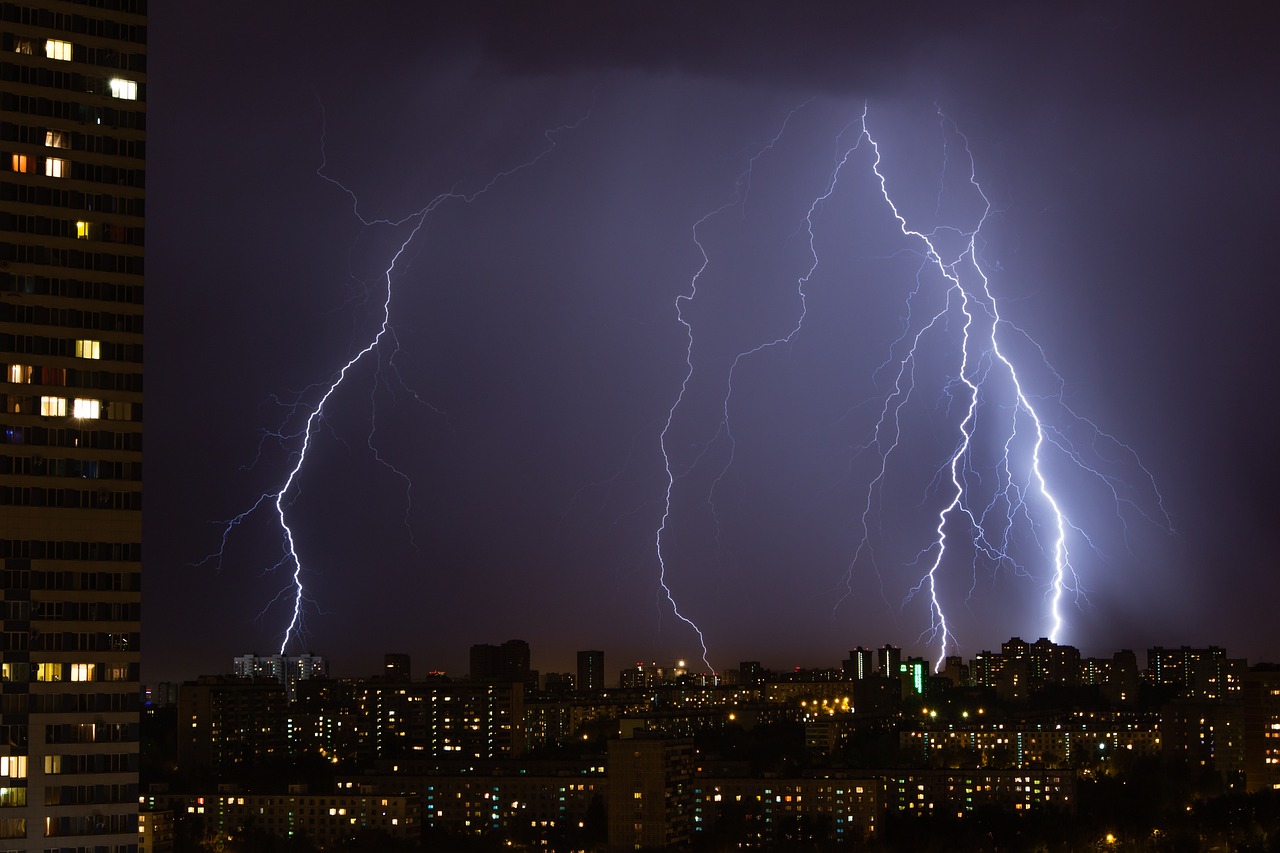 zipper, thunderstorm, city-2575090.jpg